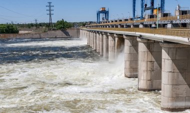 বাঁধের পানিতে ভেসে গেছে রুশ সেনারা