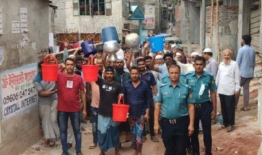 রাজধানীতে পানির দাবিতে কলস-বালতি নিয়ে বিক্ষোভ
