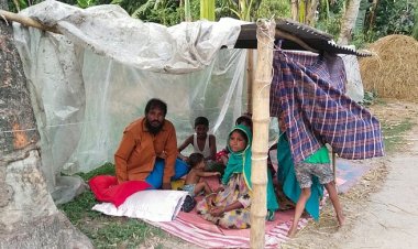 বাড়ি ঢুকতে না পেরে রাস্তার পাশে বসবাস, হাজির ইউএনও