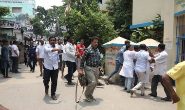 ম্যাজিস্ট্রেটের সামনেই হাতপাখার কর্মীদের বেধড়ক পেটালো নৌকার কর্মীরা