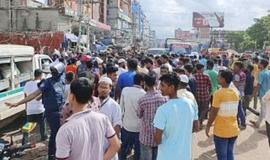 চন্দ্রা-নবীনগর মহাসড়ক অবরোধ করে শ্রমিকদের বিক্ষোভ