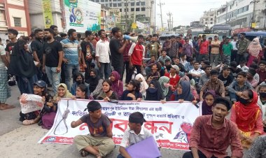 নোয়াখালীতে মা-মেয়েকে কুপিয়ে হত্যা,বিচারের দাবিতে রাস্তায় দাঁড়ালেন শিক্ষার্থীরা