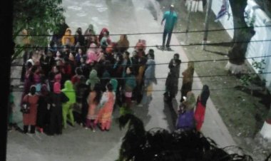 হলের গেট রাত ৯টায় বন্ধের দাবিতে টিটি কলেজে ছাত্রীদের বিক্ষোভ