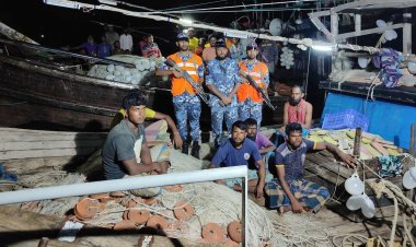 ১০ লাখ মিটার জালসহ ৩২ জেলে আটক