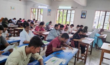 ১৪ কেন্দ্রে একযোগে শুরু হলো ৭ কলেজের ভর্তি পরীক্ষা