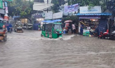 ঘণ্টাখানেকের বৃষ্টিতে চট্টগ্রামে জলাবদ্ধতা