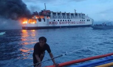 মাঝসমুদ্রে যাত্রীবাহী ফেরিতে আগুন