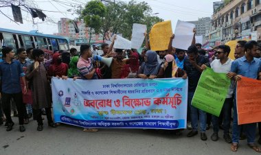 ফের ৭ দাবিতে নীলক্ষেতে শিক্ষার্থীদের অবরোধ, বিক্ষোভ