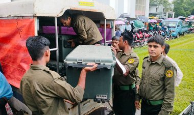 সিলেট সিটি নির্বাচন বুধবার ভোট, কেন্দ্রে কেন্দ্রে যাচ্ছে নির্বাচনী সরঞ্জাম