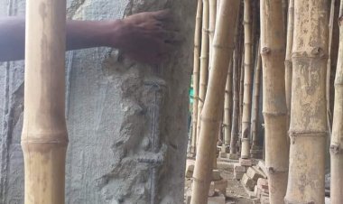 ফুলবাড়িয়া বিদ্যালয়ের নির্মানাধীন পিলারে হাত দিলেই খসে পড়ছে ঢালাইসহ বালিমাটি