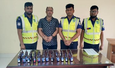 পুলিশের ধাওয়ায় দুর্ঘটনার কবলে প্রাইভেটকার, বেরিয়ে এলো ফেনসিডিল