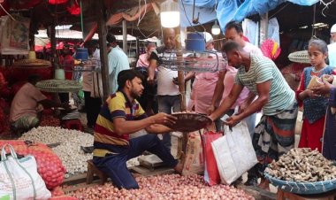ঈদের আগে গরম পেঁয়াজ-রসুন-আদার বাজার