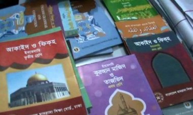 বিনামূল্যের বই কিনে ফেঁসে গেলেন ফেরিওয়ালা