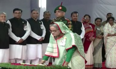 বঙ্গবন্ধুর প্রতিকৃতিতে প্রধানমন্ত্রীর শ্রদ্ধা