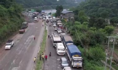 হিমাচলে ভূমিধসে ১৫ কিমি.যানজট, ২০০ পর্যটক আটকা