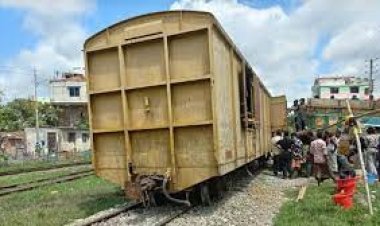 চলতে চলতে আলাদা হয়ে গেলো ট্রেনের পেছনের ২ বগি