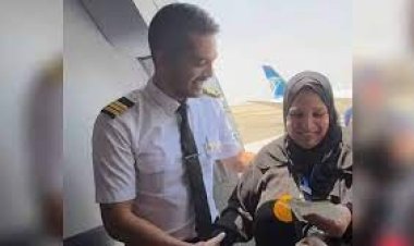 মাকে চমকে দিলেন ছেলে, নিজে বিমান চালিয়ে নিয়ে গেলেন হজে