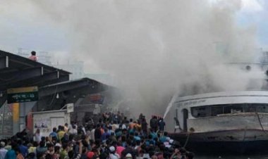 সদরঘাটে ময়ূর-৭ লঞ্চের আগুন