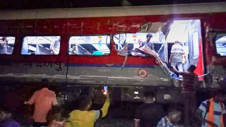ভারতে ভয়াবহ ট্রেন দুর্ঘটনা : বাংলাদেশিদের জন্য হটলাইন নম্বর চালু