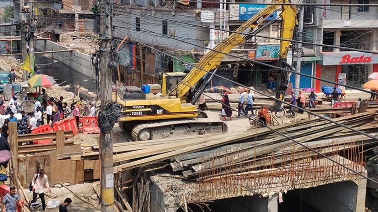 চার মাস ধরে বন্ধ চট্টগ্রাম নগরীর মুরাদপুর-অক্সিজেন সড়ক