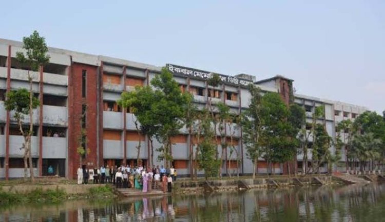 বান্ধবীর ফোন নম্বর না দেওয়ায় বন্ধুকে নির্যাতন! ভিডিও ভাইরাল
