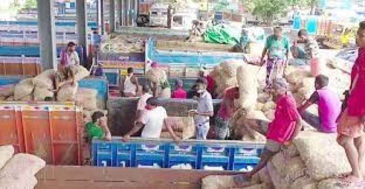 বেনাপোলে প্রবেশের অপেক্ষায় ৭৫ মেট্রিক টন পেঁয়াজ