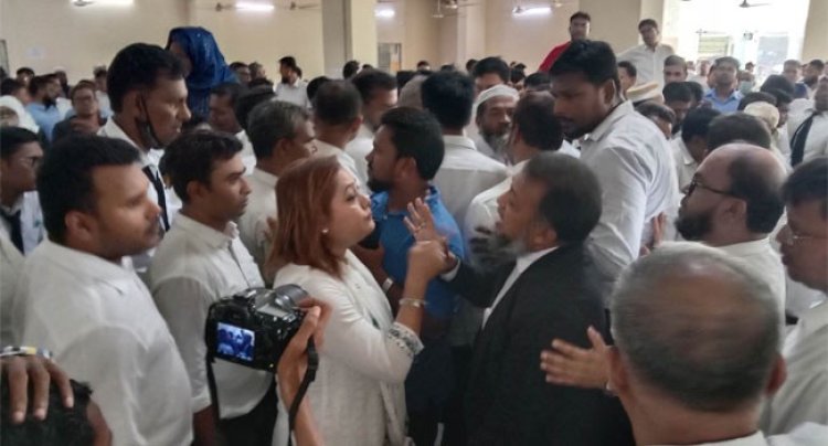 আওয়ামীপন্থীদের বাধায় নারায়ণগঞ্জে বিএনপিপন্থী আইনজীবীদের দোয়া অনুষ্ঠান পণ্ড