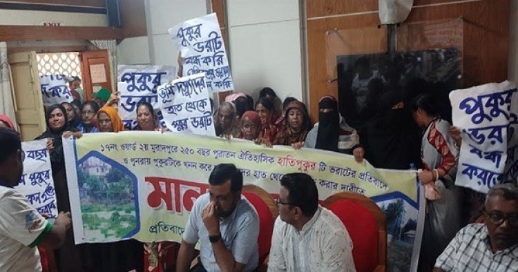 কুমিল্লায় ডিসি সম্মেলন কক্ষে আলোচনা সভায় হঠাৎ বিক্ষোভ