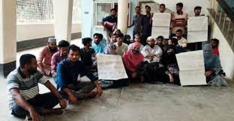 রাজশাহী বিশ্ববিদ্যালয়: পর্যাপ্ত ক্লাসের দাবিতে মাস্টার্স শিক্ষার্থীদের অবস্থান কর্মসূচি