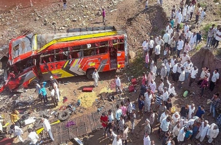 আফগানিস্তানে সড়ক দুর্ঘটনায় নারী-শিশুসহ নিহত অন্তত ২৪