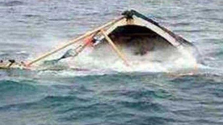 মেঘনায় ঝড়ের কবলে পড়ে পণ্যবাহী ট্রলার ডুবি
