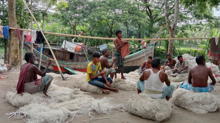 মাছ ধরায় নিষেধাজ্ঞা, ১৭ দিনেও চাল পাননি জেলেরা