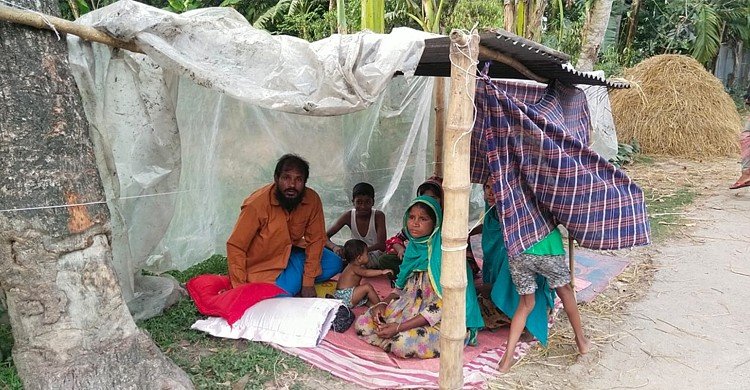 বাড়ি ঢুকতে না পেরে রাস্তার পাশে বসবাস, হাজির ইউএনও