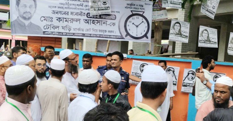 বরিশাল সিটি নির্বাচন: ফয়জুল করীমের গাড়িতে হামলা, প্রার্থীকে মারধর: আহত ৪
