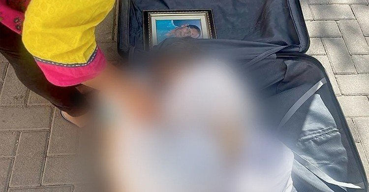 স্যুটকেসে মায়ের মরদেহ নিয়ে থানায় তরুণী