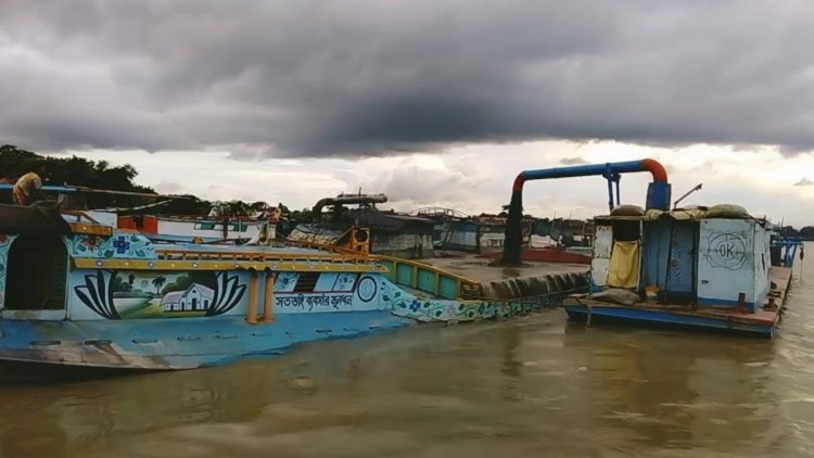 বালু খেকোদের তাণ্ডবে বাড়ছে নদী ভাঙন