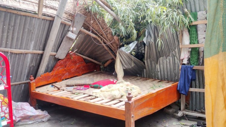 লালমনিরহাটে হঠাৎ ঝড়ে বিধ্বস্ত সহস্রাধিক ঘরবাড়ি