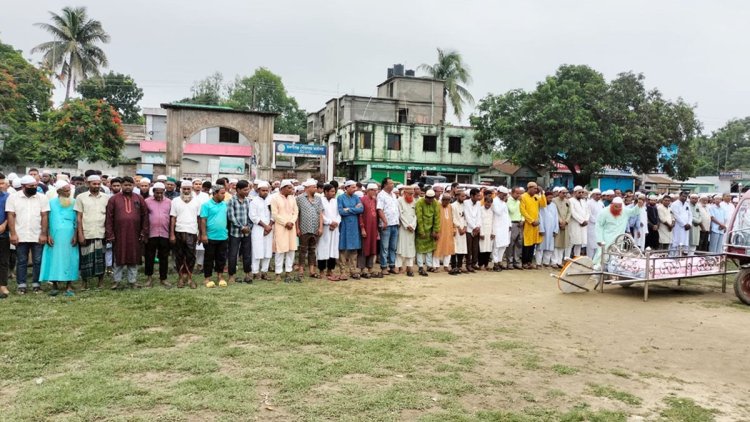 পারিবারিক কবরস্থানে চিরনিদ্রায় শায়িত সাংবাদিক নাদিম