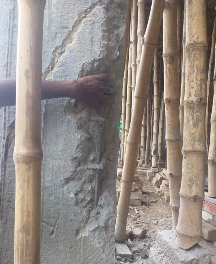 ফুলবাড়িয়া বিদ্যালয়ের নির্মানাধীন পিলারে হাত দিলেই খসে পড়ছে ঢালাইসহ বালিমাটি