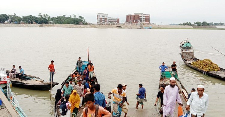 কিশোরগঞ্জ: তলিয়ে গেছে ঘাটের সংযোগ সড়ক, বন্ধ ফেরি চলাচল