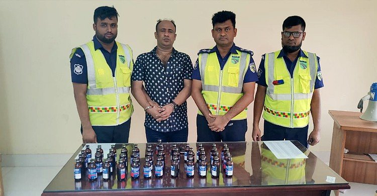 পুলিশের ধাওয়ায় দুর্ঘটনার কবলে প্রাইভেটকার, বেরিয়ে এলো ফেনসিডিল