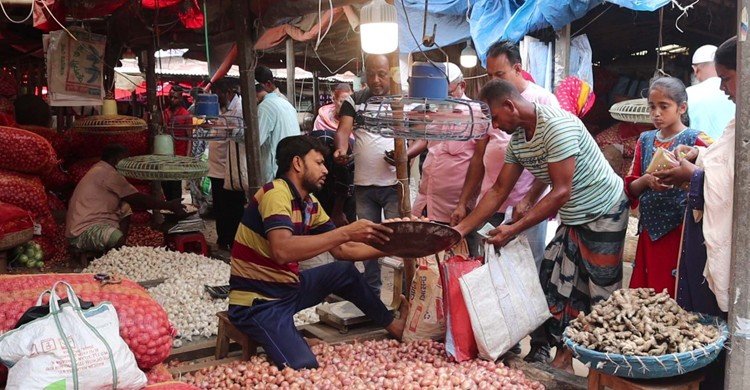 ঈদের আগে গরম পেঁয়াজ-রসুন-আদার বাজার