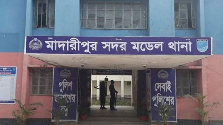 গাছের সঙ্গে ধাক্কায় প্রাইভেটকার চালকের মৃত্যু, আহত ৫