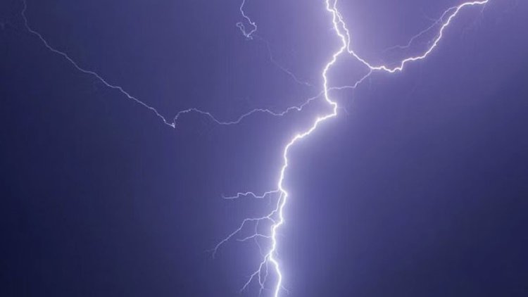 ফুটবল খেলতে গিয়ে বজ্রপাতে প্রাণ গেল দুইজনের