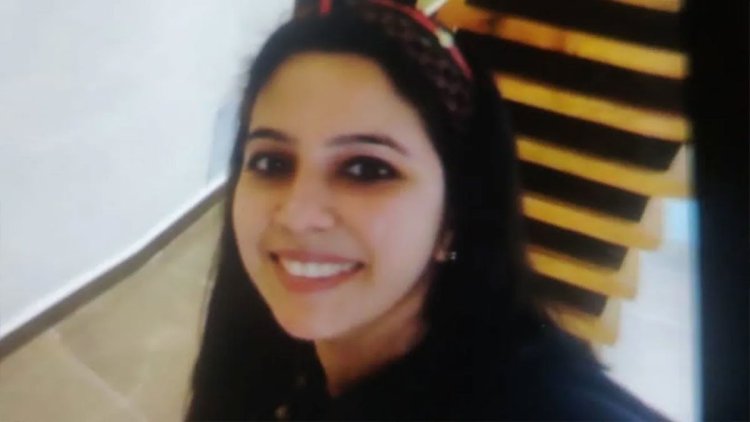 রেলস্টেশনের বৈদ্যুতিক খুঁটিতে হাত দিয়ে করুণ মৃত্যু নারীর