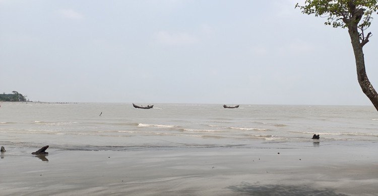 নানাবাড়ি বেড়াতে এসে কুয়াকাটা সৈকতে গোসলে নেমে কিশোর নিখোঁজ