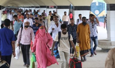 জীবিকার তাগিদে ঢাকা ফিরছে মানুষ