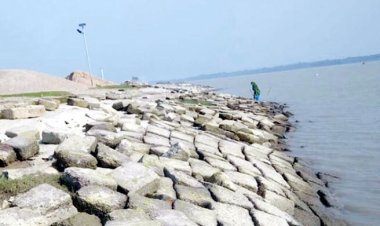 দেবে গেছে ৬৮১ কোটির বেড়িবাঁধ, কিছু অবকাঠামোর নাট-বল্টু গায়েব