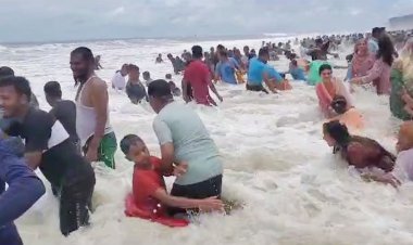উত্তাল সাগরে ঝুঁকি নিয়ে গোসল করছেন পর্যটকরা