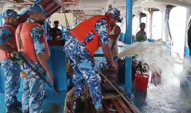 লঞ্চের তলা ফেটে পানি প্রবেশ, নিরাপদে নেওয়া হচ্ছে যাত্রীদের